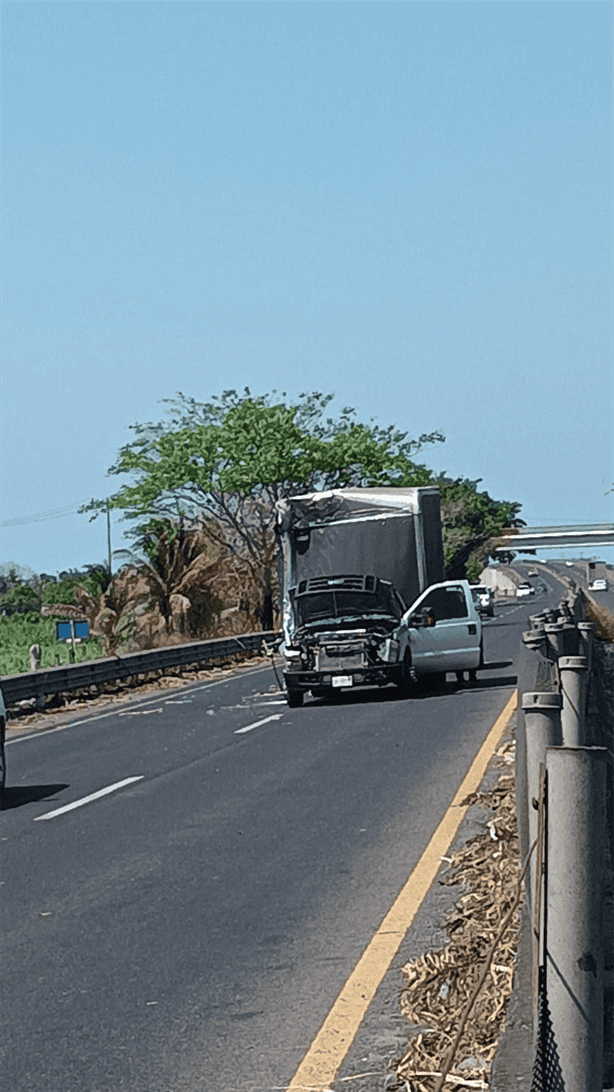 Aparatoso choque entre camioneta y camión cañero en Úrsulo Galván