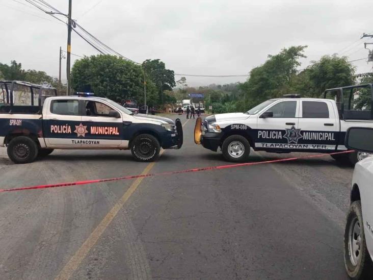 Motociclista arrolla y mata a mujer en la carretera en Tlapacoyan