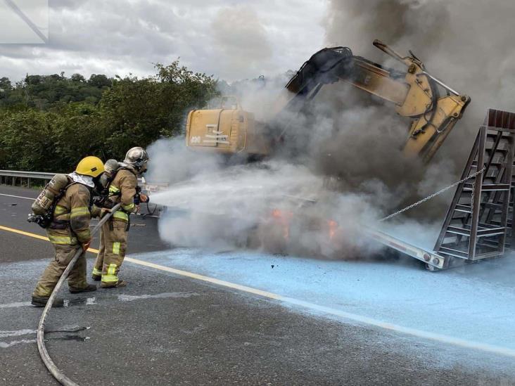 Bomberos controlan incendio en autopista Cardel-Poza Rica