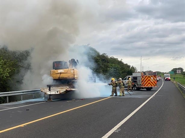 Bomberos controlan incendio en autopista Cardel-Poza Rica