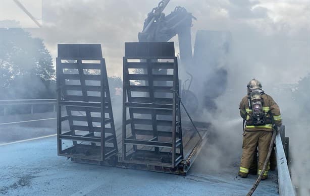 Bomberos controlan incendio en autopista Cardel-Poza Rica