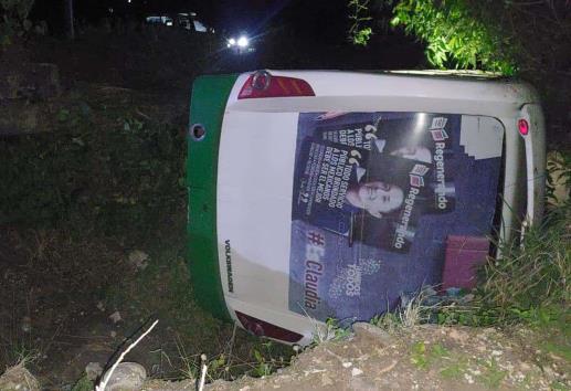 Autobús de línea La Azteca vuelca en carretera Tuzamapan- Jalcomulco