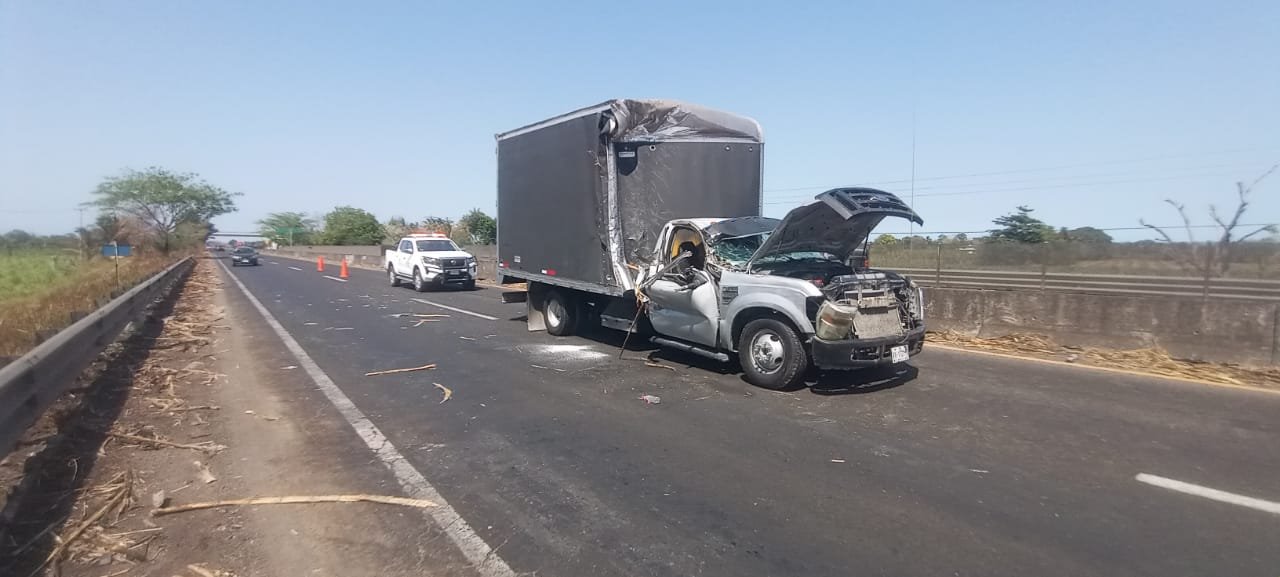 Aparatoso choque entre camioneta y camión cañero en Úrsulo Galván