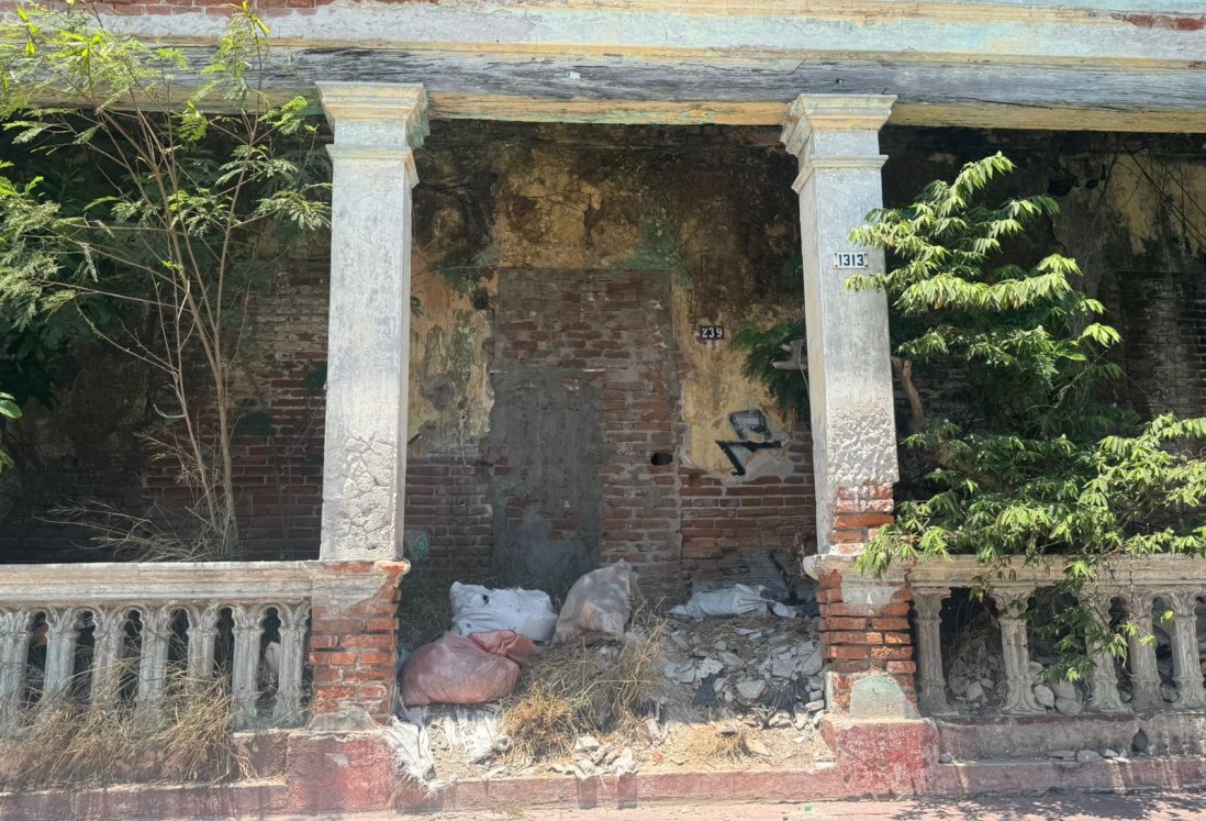 Casa abandonada en Centro de Veracruz se convirtió en basurero urbano