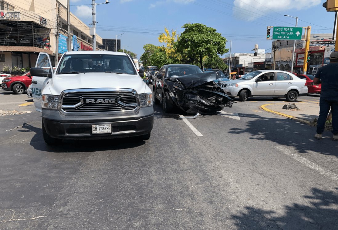 Fuerte accidente en colonia Centro de Veracruz deja daños considerables y un lesionado