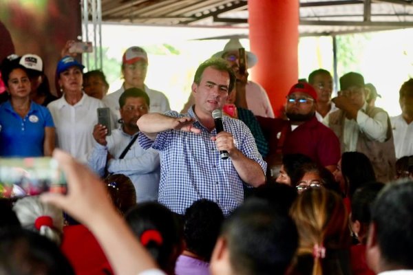 Pepe Yunes se compromete a mejorar condiciones laborales de los maestros en Veracruz