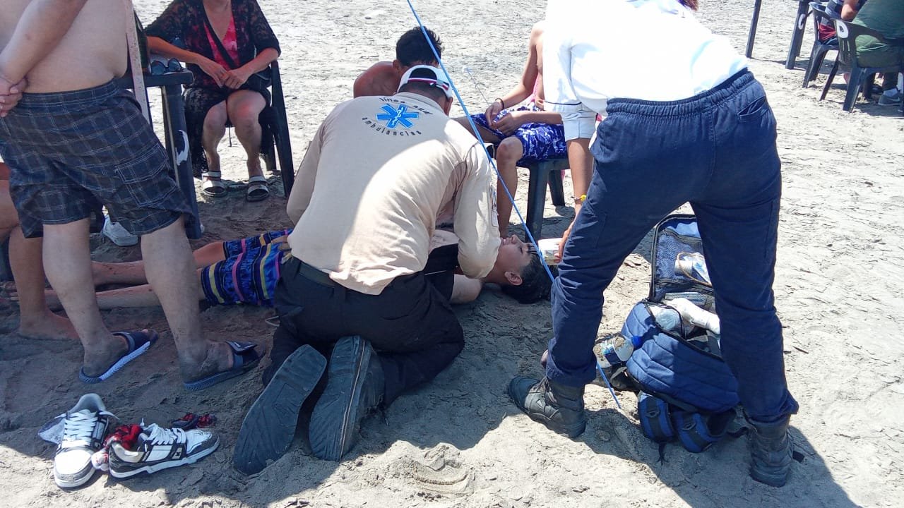 Rescatan a joven de ahogarse en playa La Mancha en Actopan
