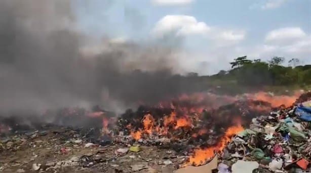 Arde en llamas basurero municipal de Ixhuatlan del Sureste