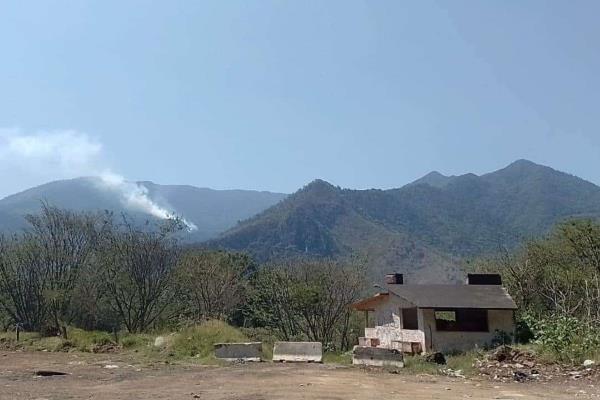 Incendio en el cerro de Tenango no ha podido ser controlado; bomberos continúan en la zona