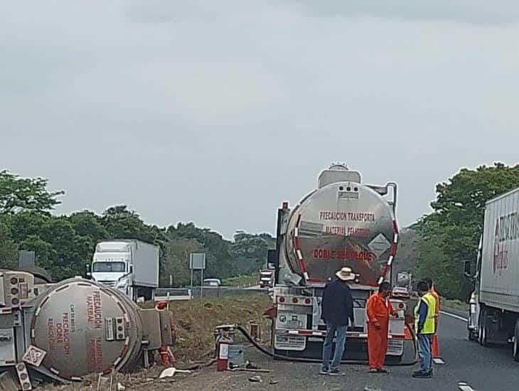 Remolque con material peligroso terminó volcado en autopista de Acayucan | VIDEO