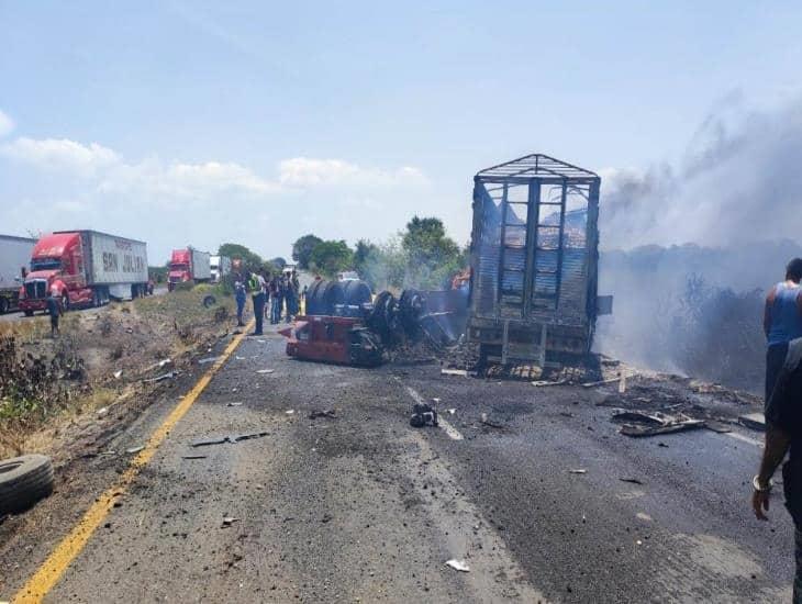 Dos vehículos pesados chocan y provocan incendio en carretera de Tierra Blanca