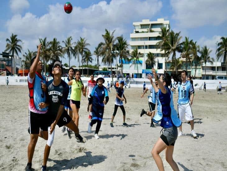 Recolectan PET y limpian playa en Veracruz jugadores de Fireball Extreme Challenge y Asociación Mechones de Esperanza