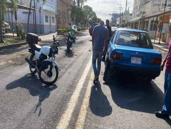Camioneta y motocicleta en Cardel chocan bloqueando la vialidad