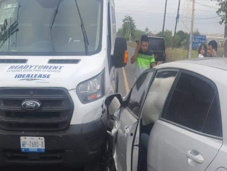 Camioneta y automóvil chocan en Medellín, una unidad invadió el carril contrario