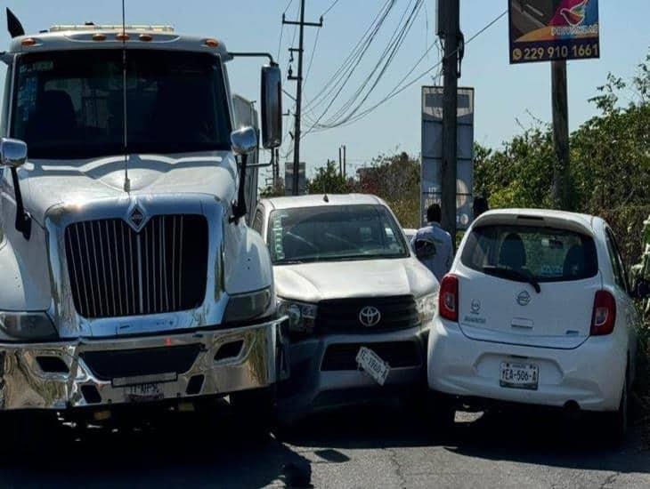 Se registra accidente entre 3 vehículos en Veracruz