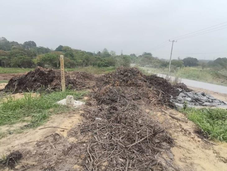 Tras derrame de hidrocarburo esta zona de Nanchital se convierte en deposito de desechos contaminantes