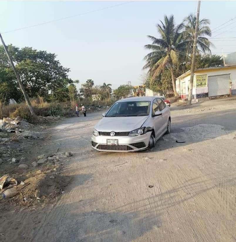 Abandonan automóvil dañado en calles de Veracruz