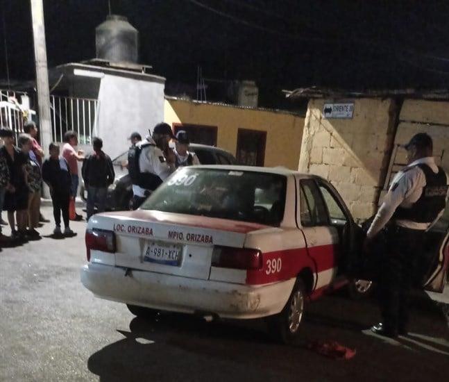 Ebrio taxista se impacta contra una vivienda en Orizaba; intentó fugarse