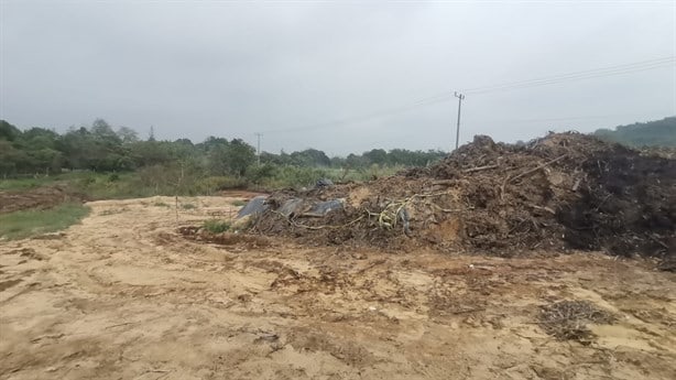 Tras derrame de hidrocarburo esta zona de Nanchital se convierte en deposito de desechos contaminantes