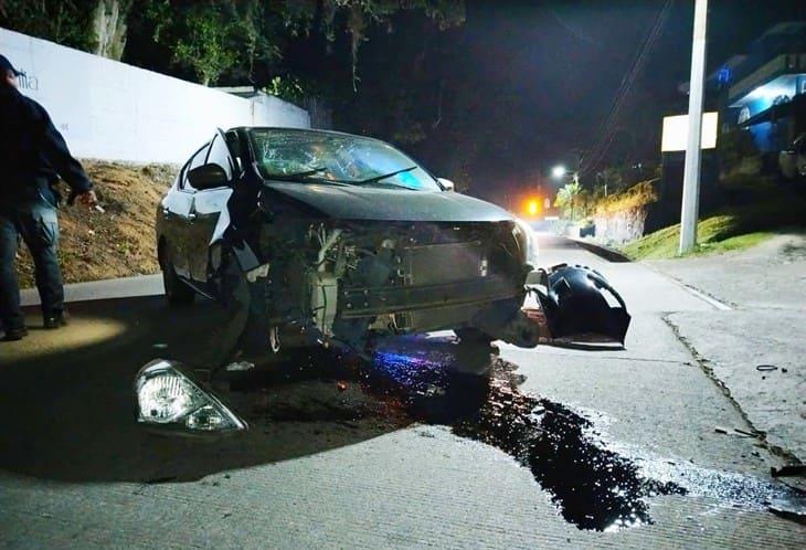 Choca su auto y lo abandona; en la carretera Xalapa-Coatepec