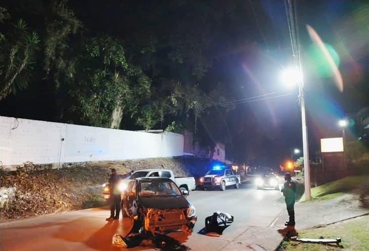 Choca su auto y lo abandona; en la carretera Xalapa-Coatepec