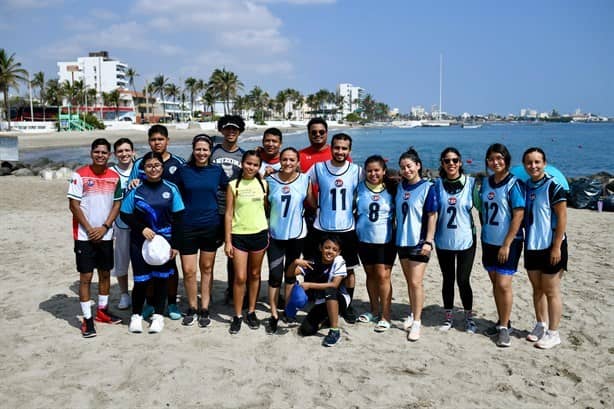 Recolectan PET y limpian playa en Veracruz jugadores de Fireball Extreme Challenge y Asociación Mechones de Esperanza