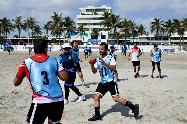 Recolectan PET y limpian playa en Veracruz jugadores de Fireball Extreme Challenge y Asociación Mechones de Esperanza