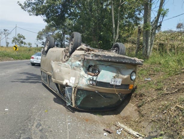 Combi impacta a auto en carretera Orizaba-Córdoba; maestra resulta lesionada