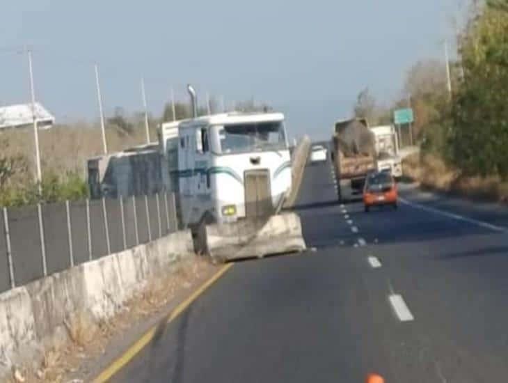 Camión con cemento choca contra muro en carretera  Xalapa- Veracruz