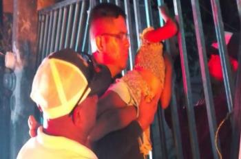 Niña en Úrsulo Galván termina atorada en portón y moviliza a las autoridades