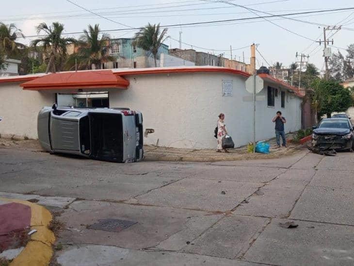 Volcadura en Coatzacoalcos deja cuantiosos daños materiales