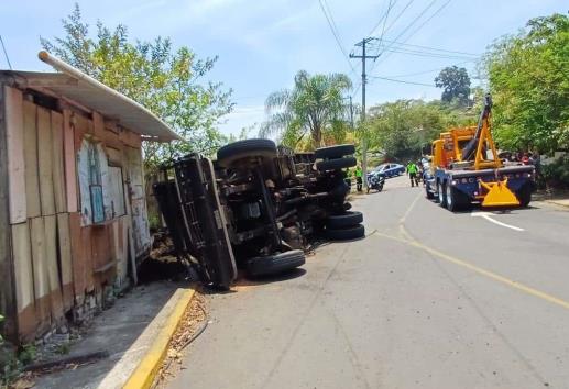 Camión de carga pierde el control y sufre volcadura en calles de Córdoba