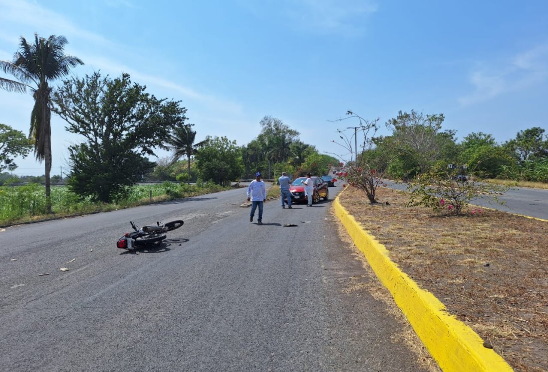 Motociclista se accidenta por manejar alcoholizado y en sentido contrario en Úrsulo Galván