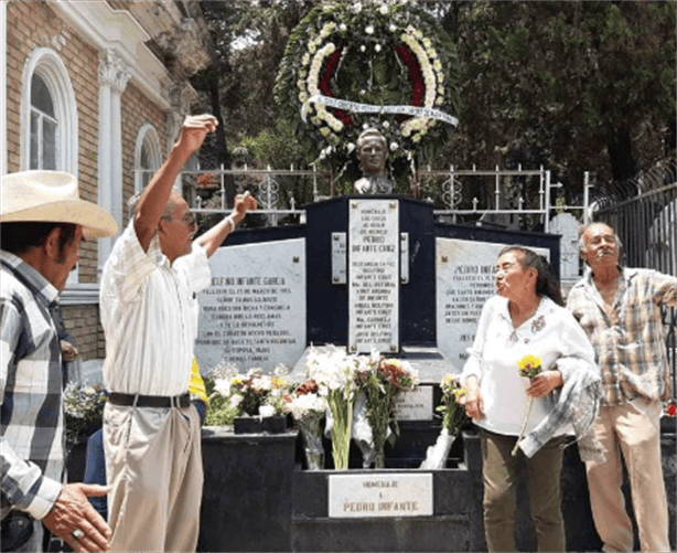 Tumba de Pedro Infante es visitada por este hombre cada 15 de abril durante la última década, por esta razón