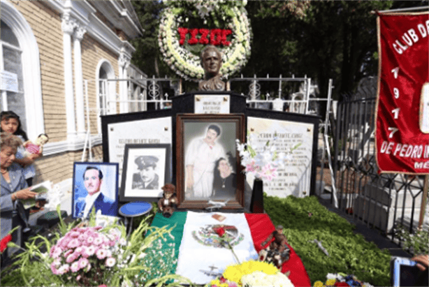 Tumba de Pedro Infante es visitada por este hombre cada 15 de abril durante la última década, por esta razón