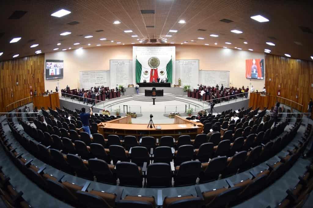 Se levanta el telón guinda al escenario del congreso