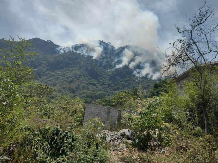 Frente a incendio en zona centro de Veracruz, recriminan lenta reacción de autoridades