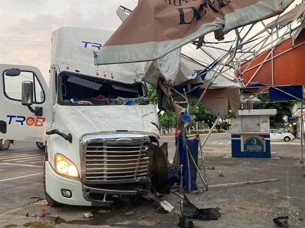 Camión choca contra refaccionaria del puerto de Veracruz