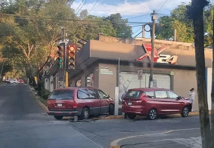 Fuerte choque de dos camionetas en la avenida Américas de Xalapa