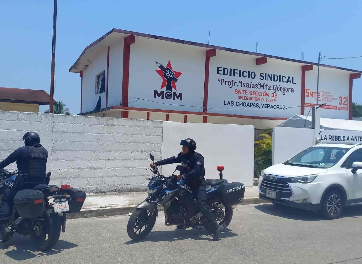 Toma de edificio sindical en Las Choapas; agremiados al SNTE desconocen a supervisora