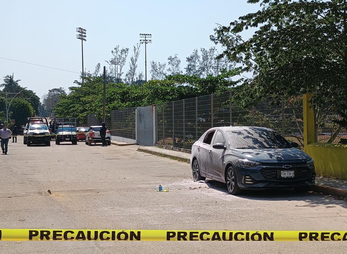 Con gasolina incendian auto de director de primaria en Acayucan; alumnos temen por seguridad | VIDEO