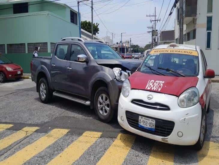 Taxi y camioneta chocan en calles de Boca del Río