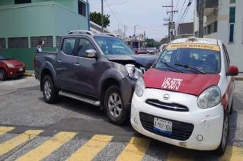 Taxi y camioneta chocan en calles de Boca del Río