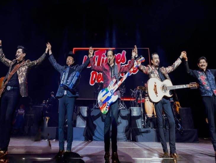 Fans de Los Tigres del Norte suben al escenario de su show en Londres - Video