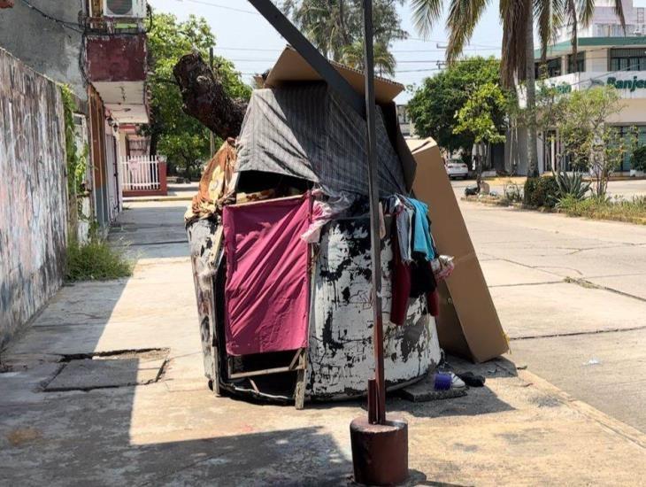 El payaso improvisa campamento en calles de Coatzacoalcos; agrede a vecinos