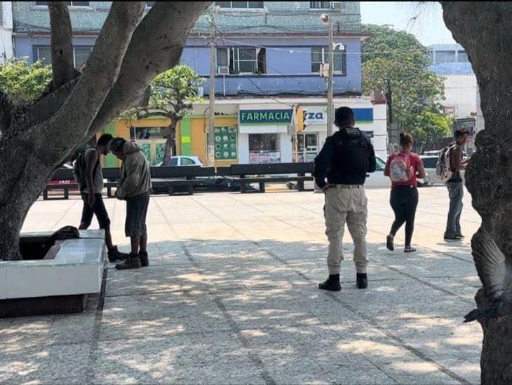 Policías retiran a “teporochos” del parque Independencia; ¡son una amenaza!