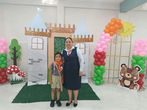 Él es el estudiante de primaria ganador del concurso de cuenta cuentos, avanza a fase región