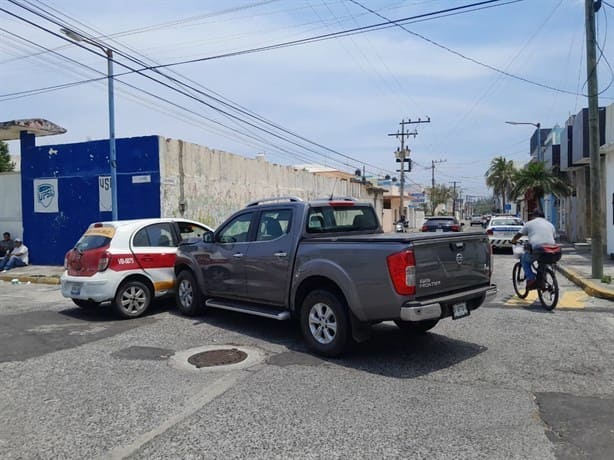 Taxi y camioneta chocan en calles de Boca del Río