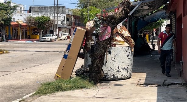 El payaso improvisa campamento en calles de Coatzacoalcos; agrede a vecinos