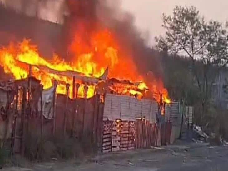 Casa de madera en Veracruz se incendia hasta terminar en cenizas